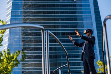 Sanal gerçeklik gözlüğü kullanan bir iş adamı