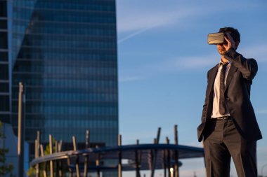 Sanal gerçeklik gözlük takan işadamı