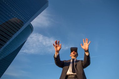 Sanal gerçeklik gözlüğü kullanan bir iş adamı