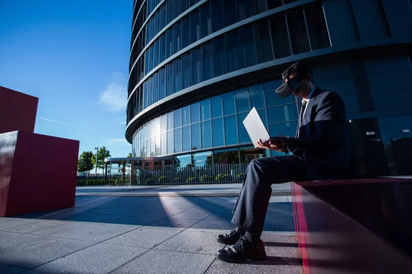 Бизнесмен с помощью ноутбука и очков виртуальной реальности — стоковое фото