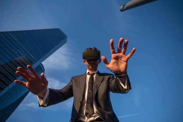 Üzletember virtuális valóság szemüveget használ Stock Kép