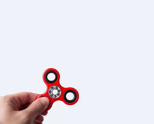 Hombre sosteniendo un fidget spinner — Foto de Stock