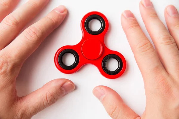 Hands next to a fidget spinner — Stock Photo, Image
