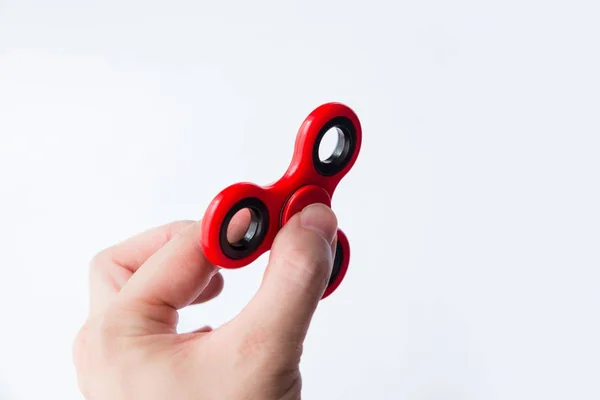 Man håller en fidget spinner Stockbild