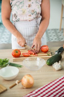 kadın bir gazpacho hazırlanıyor