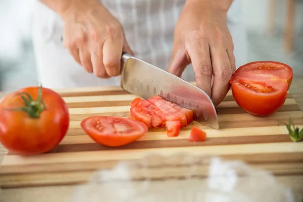 kadın bir gazpacho hazırlanıyor