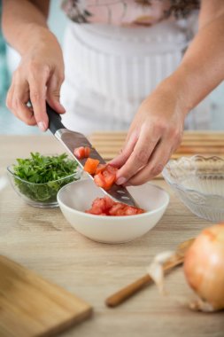 kadın bir gazpacho hazırlanıyor