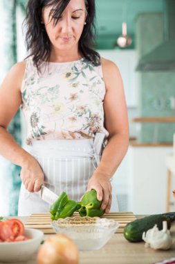 kadın bir gazpacho hazırlanıyor