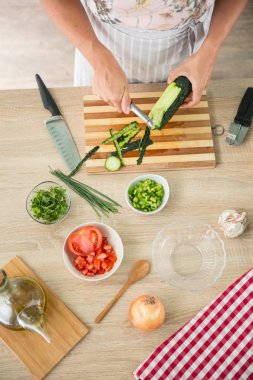 kadın bir gazpacho hazırlanıyor