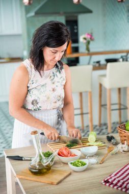 kadın bir gazpacho hazırlanıyor