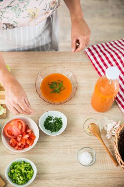 kadın bir gazpacho hazırlanıyor