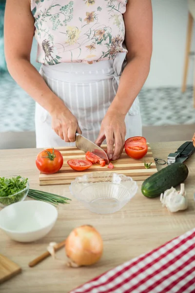 kadın bir gazpacho hazırlanıyor