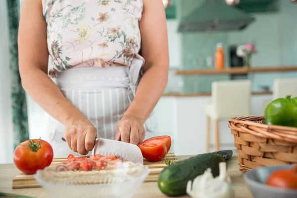 Wanita mempersiapkan gazpacho — Stok Foto