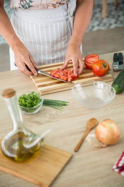 kadın bir gazpacho hazırlanıyor
