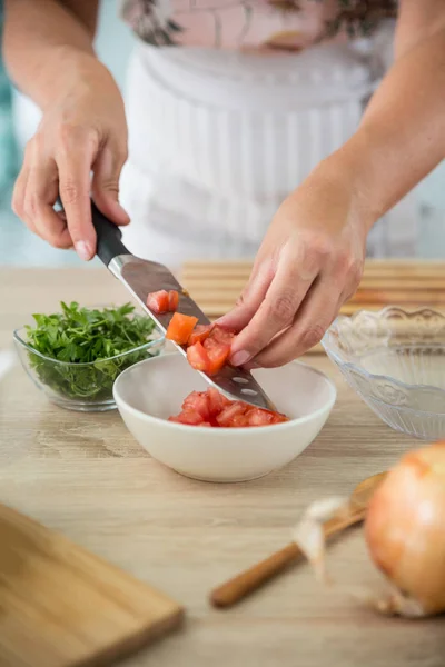 kadın bir gazpacho hazırlanıyor