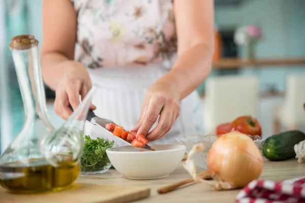 Wanita mempersiapkan gazpacho — Stok Foto