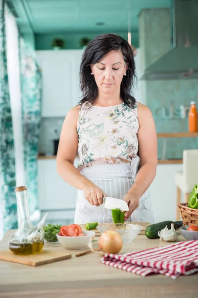 Wanita mempersiapkan gazpacho — Stok Foto