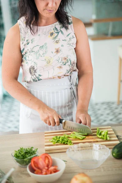 Wanita mempersiapkan gazpacho — Stok Foto