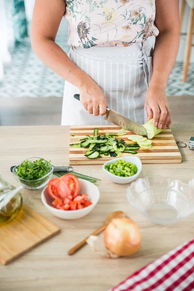 kadın bir gazpacho hazırlanıyor