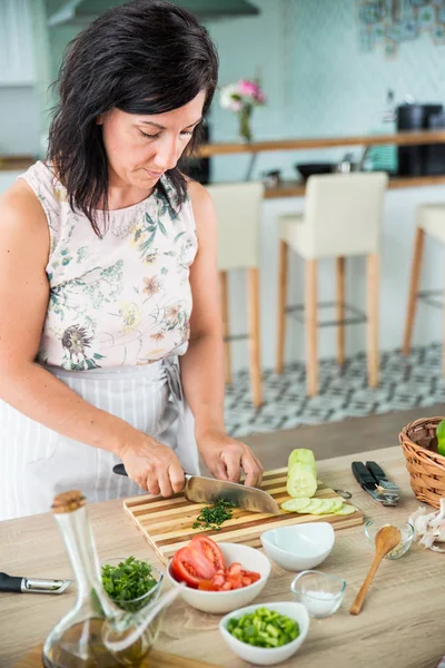 Wanita mempersiapkan gazpacho — Stok Foto