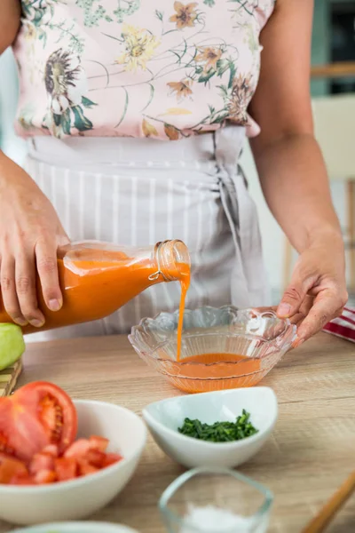 Wanita mempersiapkan gazpacho — Stok Foto