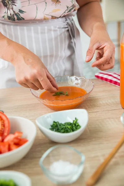 kadın bir gazpacho hazırlanıyor