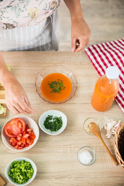 kadın bir gazpacho hazırlanıyor