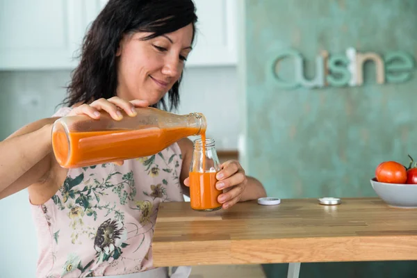 Wanita mempersiapkan gazpacho — Stok Foto