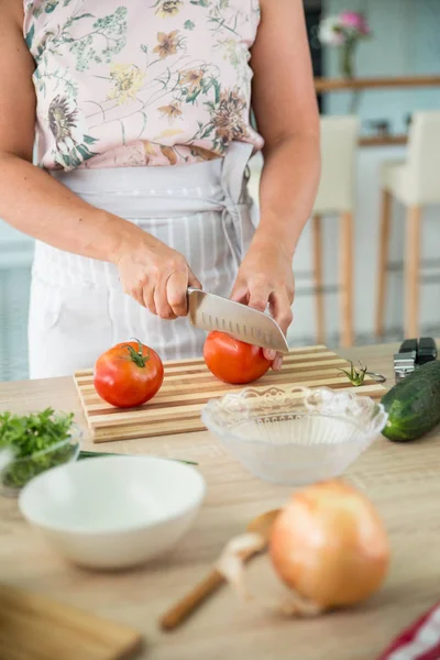 Készül a gazpacho nő Jogdíjmentes Stock Fotók