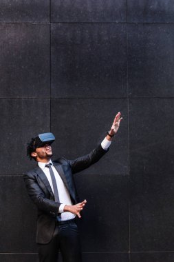 afro işadamı sanal gerçeklik simülasyon oyun