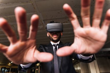 afro işadamı sanal gerçeklik simülasyon oyun