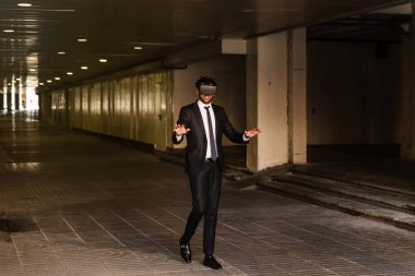 afro işadamı sanal gerçeklik simülasyon oyun