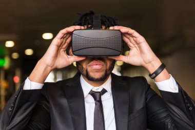 afro işadamı sanal gerçeklik simülasyon oyun