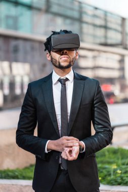 afro işadamı sanal gerçeklik simülasyon oyun