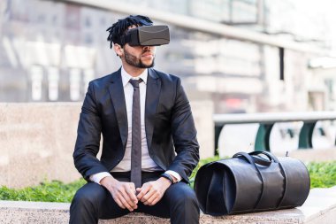 afro işadamı sanal gerçeklik simülasyon oyun