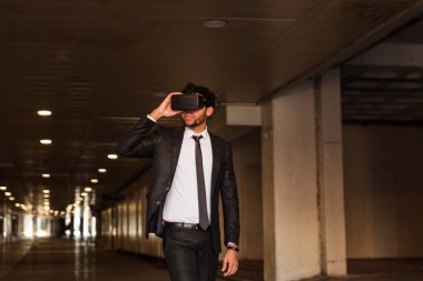 afro işadamı sanal gerçeklik simülasyon oyun