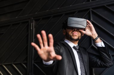 afro işadamı sanal gerçeklik simülasyon oyun