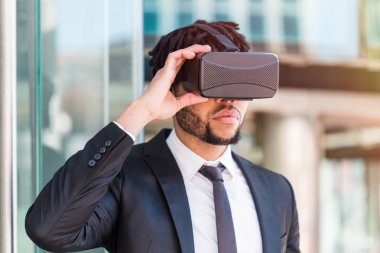 afro işadamı sanal gerçeklik simülasyon oyun