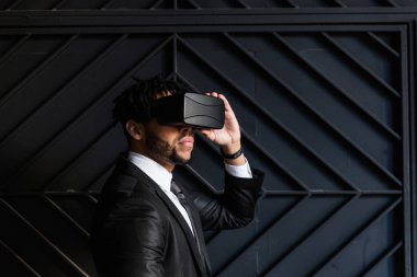 afro işadamı sanal gerçeklik simülasyon oyun