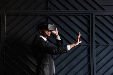 afro işadamı sanal gerçeklik simülasyon oyun