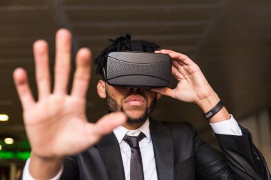 afro işadamı sanal gerçeklik simülasyon oyun