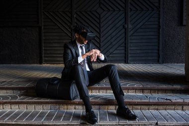 afro işadamı sanal gerçeklik simülasyon oyun