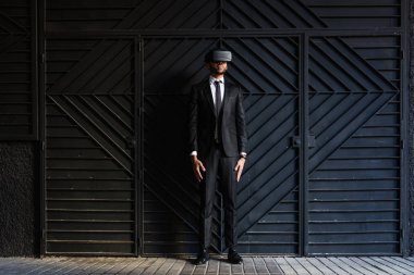 afro işadamı sanal gerçeklik simülasyon oyun