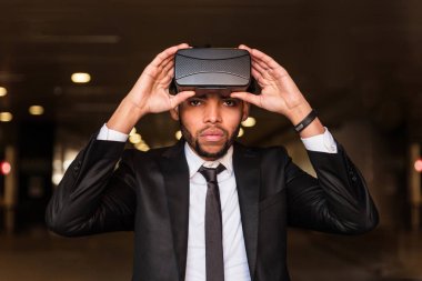 afro işadamı sanal gerçeklik simülasyon oyun