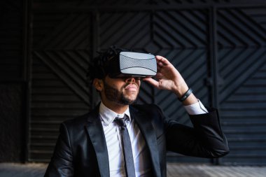 afro işadamı sanal gerçeklik simülasyon oyun