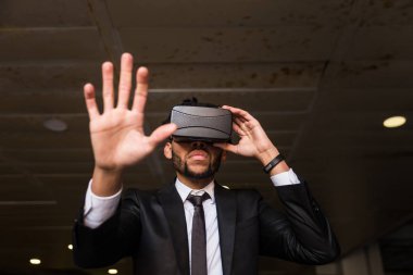 afro işadamı sanal gerçeklik simülasyon oyun