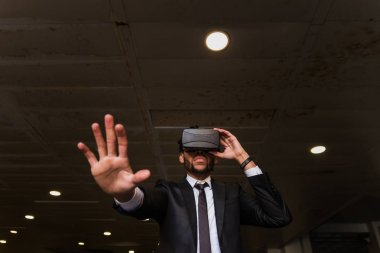 afro işadamı sanal gerçeklik simülasyon oyun