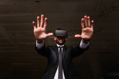 afro işadamı sanal gerçeklik simülasyon oyun