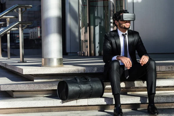 afro işadamı sanal gerçeklik simülasyon oyun