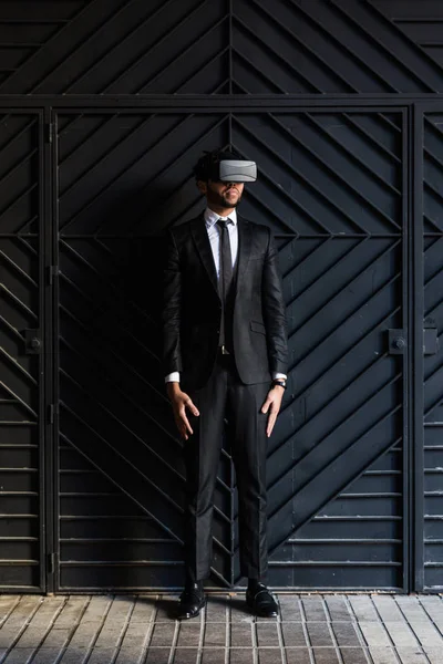 afro işadamı sanal gerçeklik simülasyon oyun